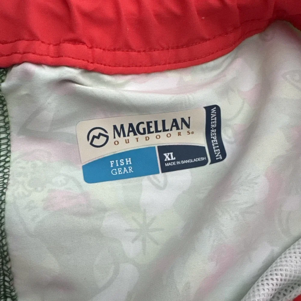 Magellan Outdoors Mens XL Holiday Christmas Theme Boat Shorts Green Fish Gear